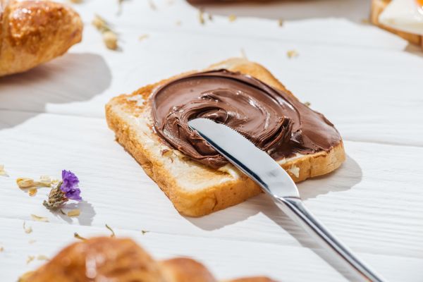 Schokoladencreme auf Toast: Symbolbild für Palmölersatz durch Oleogel aus Cellulose und Rapsöl in Aufstrich