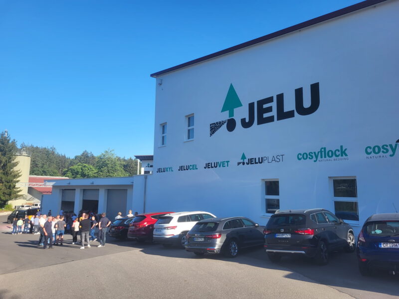 JELU feiert die Einweihung seiner neuen 2021 gebauten Lagerhalle. 